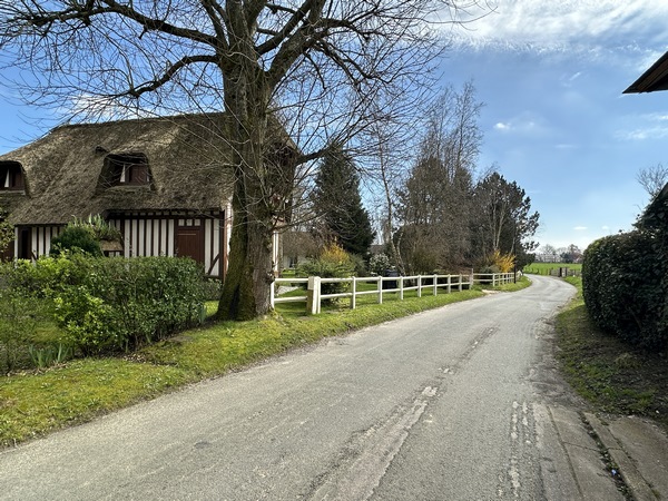 Nous traversons à nouveau la N31, et suivons la rue des Forgettes.