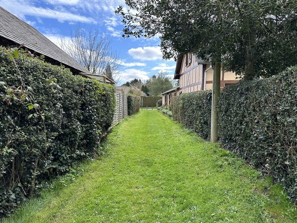 Nous profitons des chemins aménagés entre les maisons pour gagner le sud du bourg.