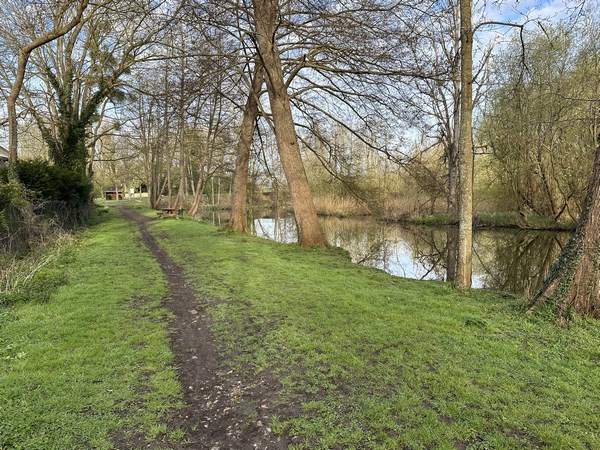 Un charmant chemin longe un bras de l'Eure pour rejoindre la rue d'Evreux.