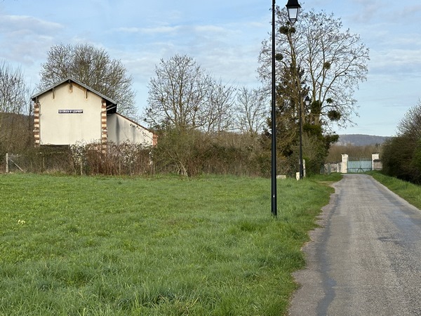 Juste en face du Manoir, je prends la rue de l'Ancienne Gare. La gare est devenue une habitation privée, mais a conservé son panneau La Croix-St-Leufroy.