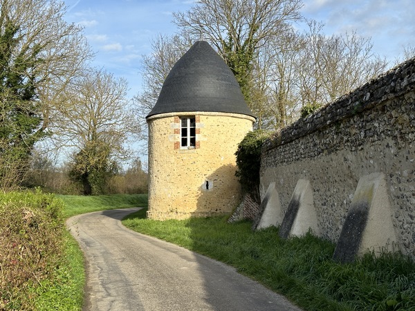 Je longe les murs de l'ancienne abbaye bénédictine de la Croix-Saint-Leufroy, devenue château privé depuis le XVIIIe siècle. Les deux tours de l'enceinte ont été restaurées récemment... et vandalisées.