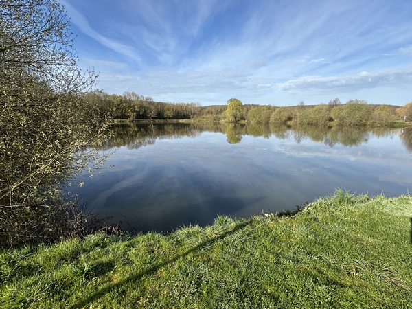 Ces étangs de pêche sont ouverts aux marcheurs. A respecter donc.
