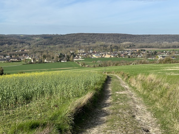 Regard arrière vers La Croix-St-Leufroy et la vallée de l'Eure.