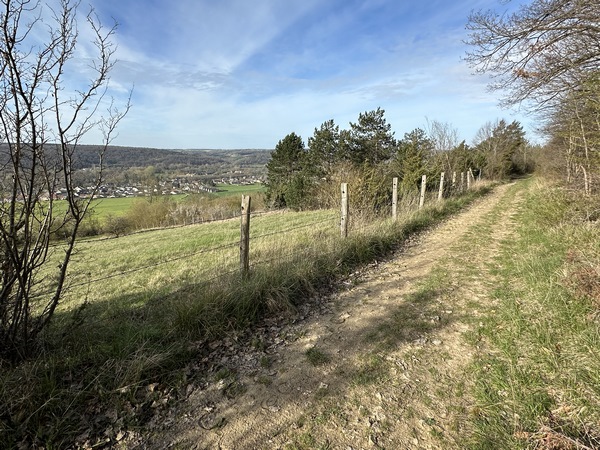 Le circuit suit ce chemin qui avance en balcon au-dessus de la vallée de l'Eure, avec là aussi plusieurs beaux points de vue.