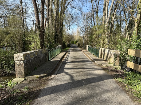 Dans la vallée, il faut traverser une succession de ponts qui franchissent les nombreux bras de l'Eure.