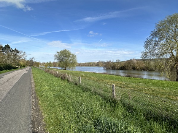 Il faut longer l'étang du Bâtiment le long de la D71. C'est aussi un étang de pêche, mais les berges de celui-ci ne sont hélas pas autorisées aux promeneurs.