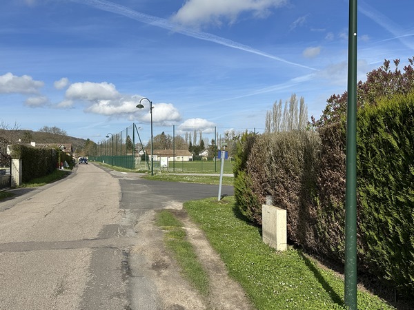 On voit déjà le stade de Crèvecoeur, le parking est à droite.