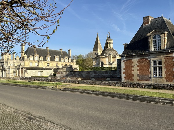 Nous commençons, bien sûr, par longer le somptueux château d'Anet.