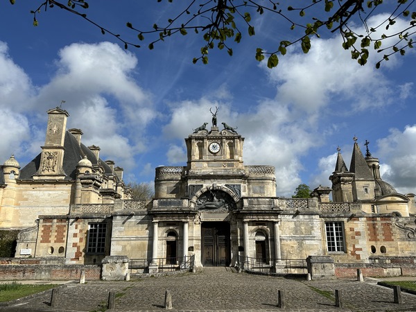 Château de style renaissance, il a été construit à la demande de Henri II, pour sa favorite Diane de Poitiers. Le château est privé, mais il se visite.