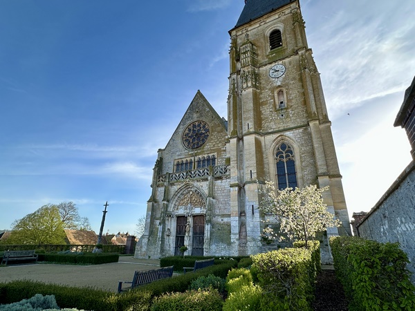 Nous traversons le bourg, et marchons ici au pied de l'église Saint-Cyr-et-Sainte-Julitte (XIIe, XIIIe, XVe).