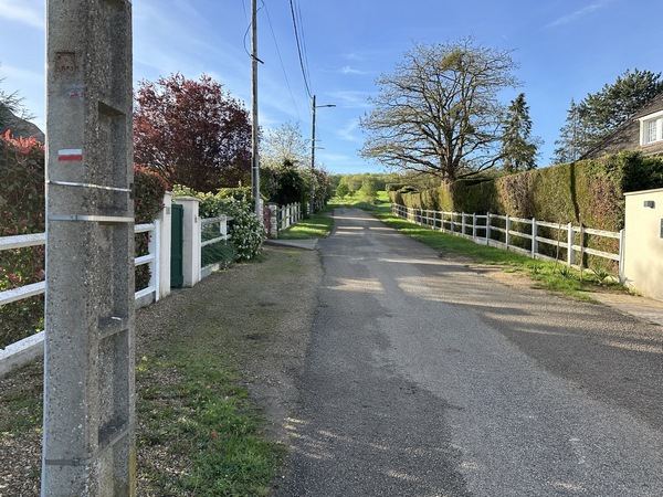 Nous continuons sur le Chemin de l'Eglise, qui devient un vrai chemin après les dernières maisons.