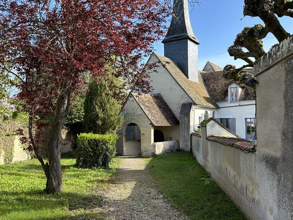 L'église Saint-Martin de Boncourt est accolée à sa mairie.