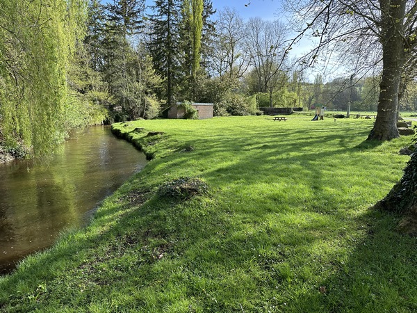 Boncourt est traversée par la Vesgre, avec ici une aire de pique aménagée près du pont.