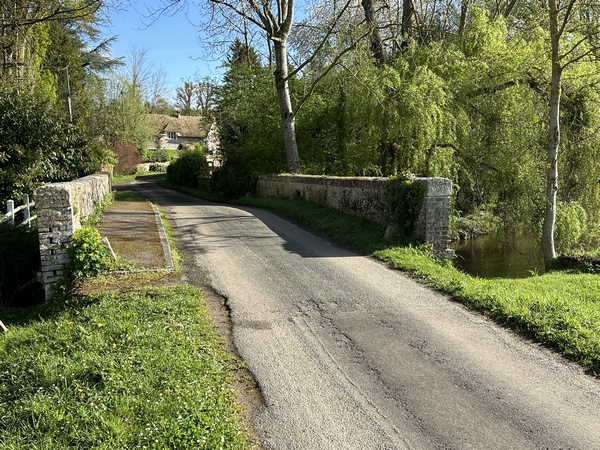 Nous traversons la Vesgre pour rejoindre, à gauche, la ruelle aux Plissons.