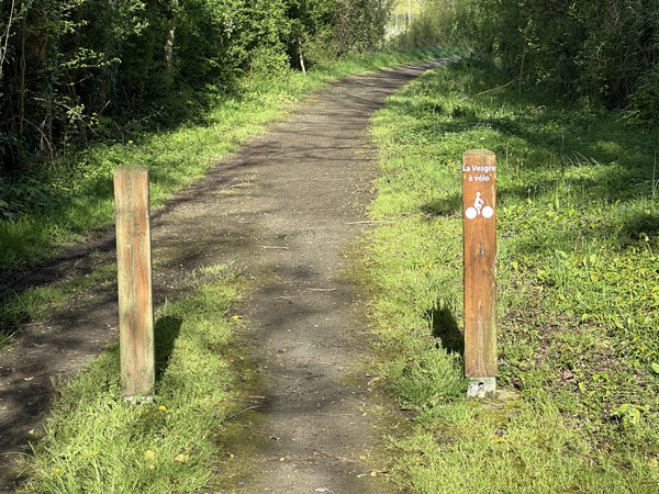 La ruelle aux Plissons devient un chemin, non loin de la Vesgre.