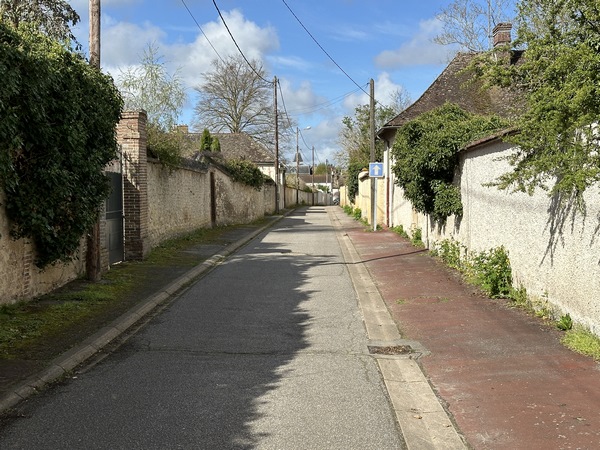 Nous entrons dans Anet et suivons ici la rue Klose pour rejoindre le parking de la Friche.