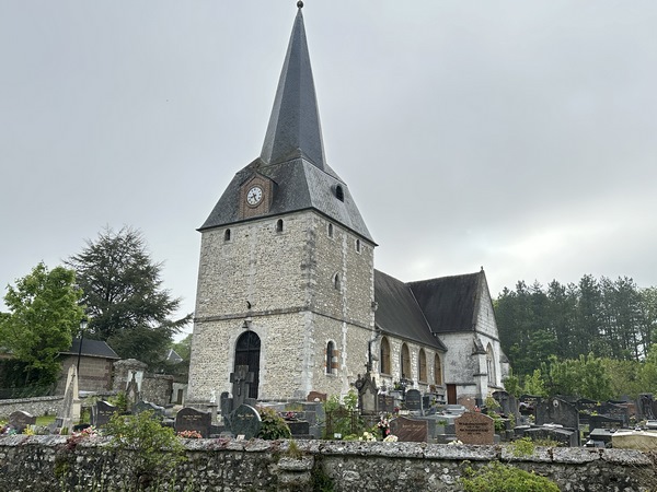 Je pars du parking de la mairie et longe l'église Saint-Léonard (XIIe, XVIe, XVIIe). L'entrée du chemin des Caillouets est juste derrière moi, il donne l'impression d'entrer dans une propriété.