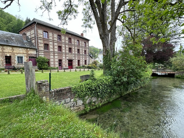 Regard arrière sur la Cascade Sainte-Gertrude (Gite de groupe), où se traverse la rivière.