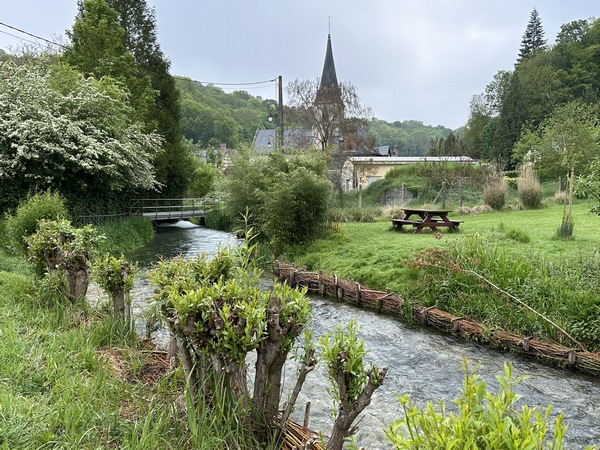 Je vais entrer dans le bourg de Sainte-Gertrude. Quel paysage ! A noter, l'aire de pique-nique à droite.