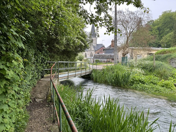Une passerelle permet de traverser la rivière à nouveau pour entrer dans le bourg.