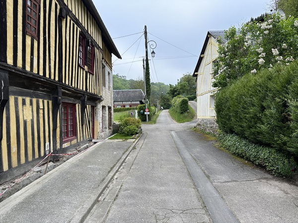 Je traverse à nouveau la D40, et marche maintenant sur le Chemin de la Boutille.