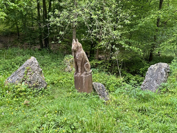 Au carrefour de chemins où se trouve cette statue de bois, je prends à droite le chemin du Val Gaillard.