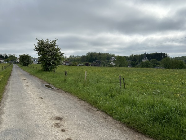 La route du Clos Saint-Pierre me conduit directement vers Maulévrier, dont je vois déjà la flèche de l'église Saint-Léonard.