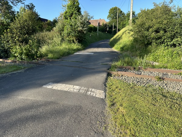 Je pars du parking de la salle Municipale Pierre Coquerel, près du lac de Condé. Je traverse l'ancienne ligne de Glos-sur-Risle à Honfleur, toujours en attente de projets.