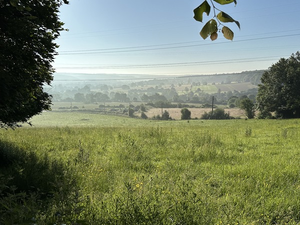 Avant d'entrer dans la partie boisée, il ne faut pas rater ce regard arrière vers la vallée de la Risle.