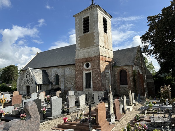 Je longe l'église Saint-Martin (XIe XVe XVIIIe), et je quitte l'itinéraire officiel pour finir en beauté autour de l'étang.
