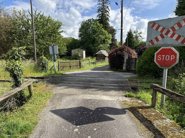 Pour rejoindre l'étang, il suffit de suivre la petite rue qui traverse la voie ferrée et dessert le manoir.&nbsp;