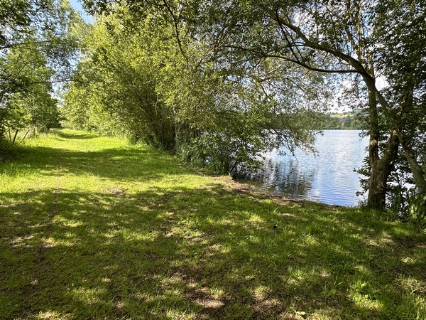 Une belle promenade est aménagée le long de l'étang.