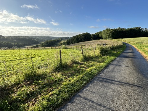 Le chemin débouche sur la route d'Arpentigny, petite route déserte que nous suivons jusqu'au hameau de St-Arnoult.