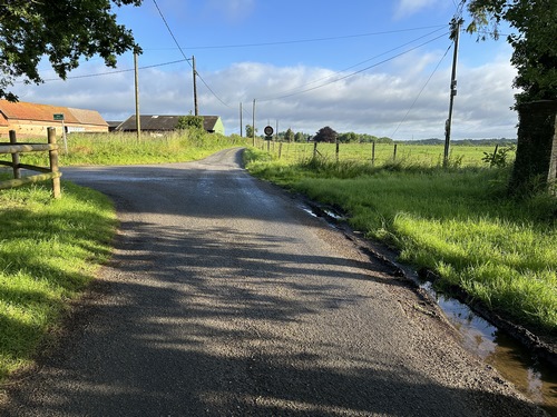 A St-Arnoult, au premier carrefour, nous allons prendre à droite le chemin qui descend dans la vallée (GR25).