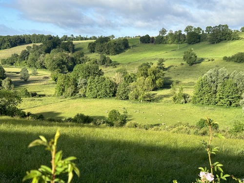 Vue sur la vallée du Crevon depuis la rue du Moulin.