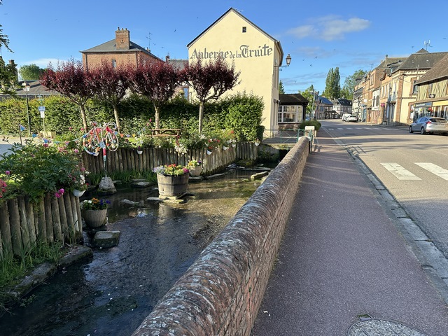 Nous sommes garés devant la mairie, et traversons le bourg en direction du sud.