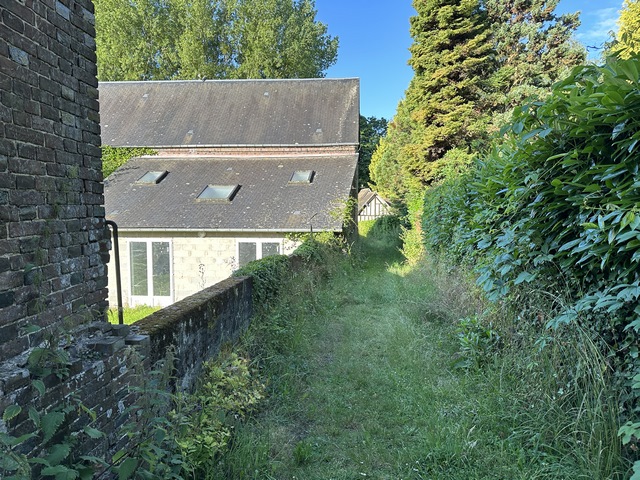 A la sortie de Montreuil, un chemin se faufile entre les maisons pour rejoindre un bras canalisé de la Guiel.&nbsp;