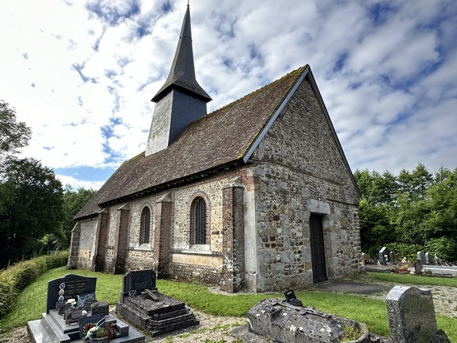 Nous rejoignons la petite église Saint-Aquilin, un peu à l'écart du bourg, et proche de la rivière.