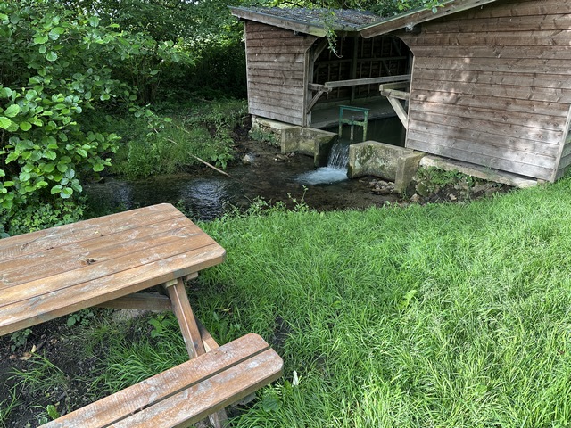 Derrière l'église se trouve ce double lavoir sur un ruisseau qui alimente la Guiel. A noter les tables de pique-nique près du lavoir.