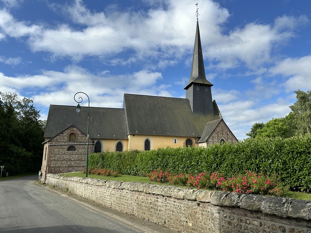 Dans Verneusses, nous quittons le circuit officiel pour un bref crochet jusqu'à l'église Notre-Dame et la Grosse Pierre.