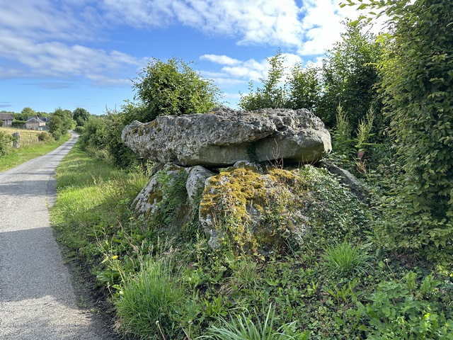 La Grosse Pierre est un dolmen, redressé au début du XXe siècle.