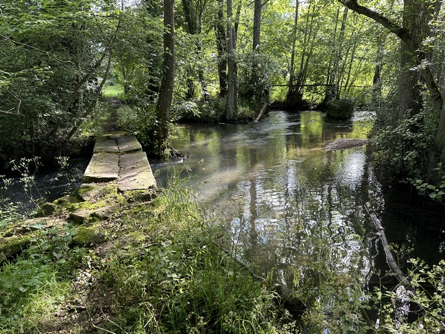 Nous retrouvons la Guiel, que nous traversons sur ces solides passerelles de pierre.