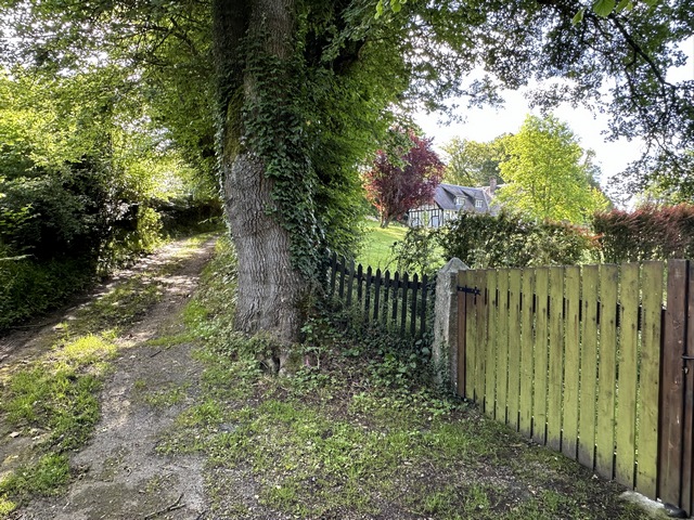 Sur l'autre rive, nous rejoignons le hameau de Guiel où nous tournons vers le nord.