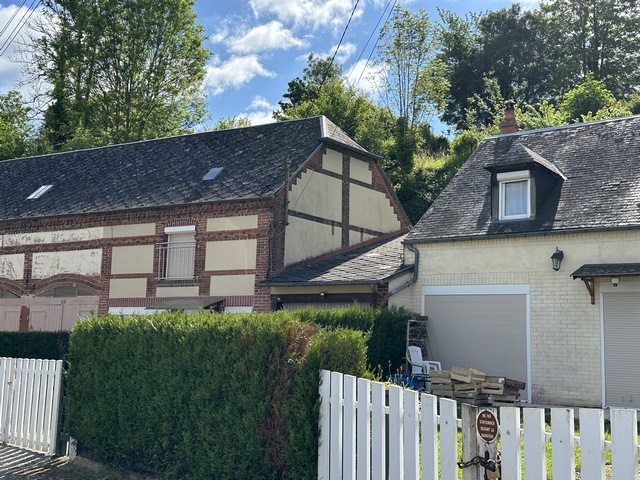 Nous entrons dans Montreuil au pied de la motte féodale. Il est possible d'y grimper pour profiter de la vue.