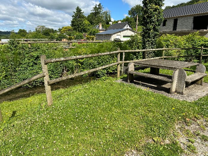 Un espace près de l'église permet de se garer. Le circuit commence près de l'ancien lavoir où se trouve une table de pique-nique.