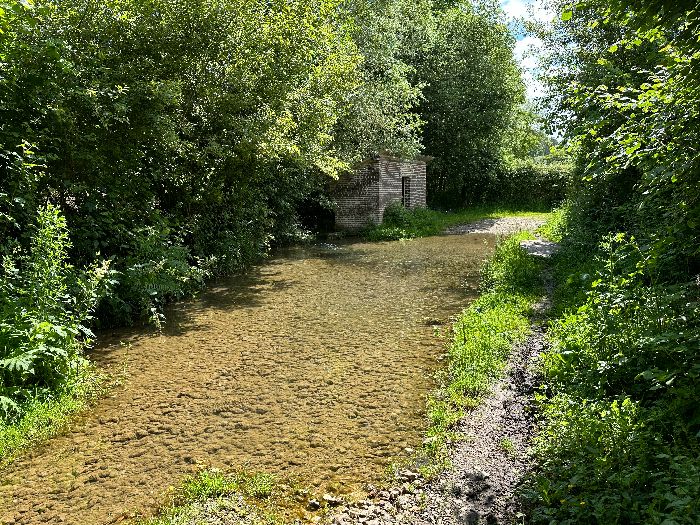 Le sentier longe ici le ruisseau des Bellières.&nbsp;