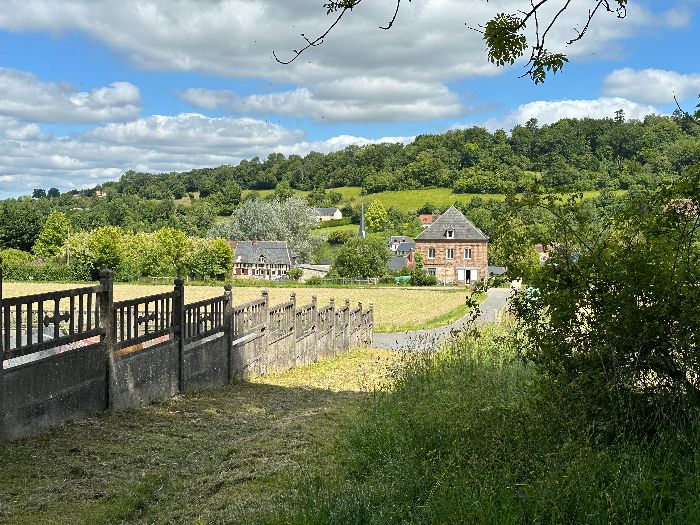 Le Sentier Paisible débouche à l'entrée du village de Saint-Julien-de-Mailloc.