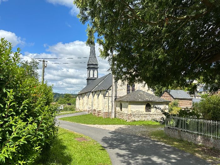 La boucle est fermée près de l'église Saint-Julien.