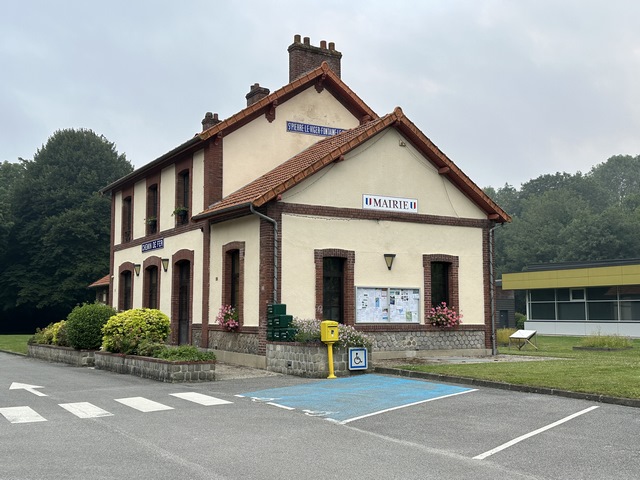Nous partons du parking de l'ancienne gare, devenue la mairie de St-Pierre-le-Viger.