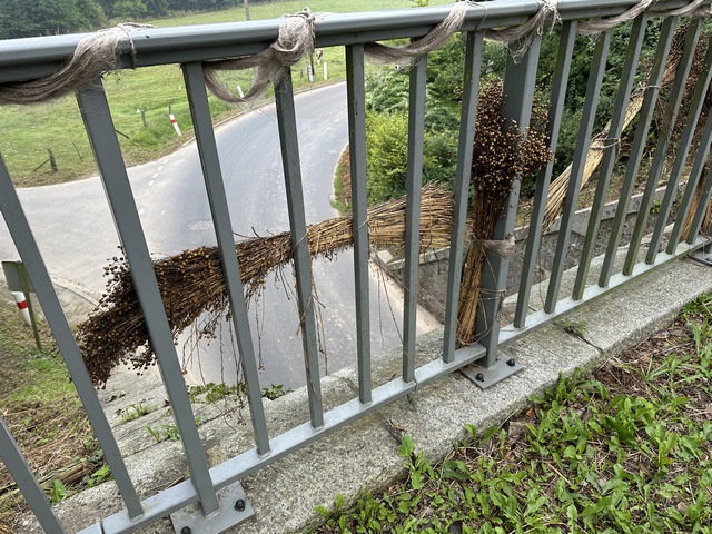Le garde-fou de ce pont a été décoré de bouquets de lin, plante reine de la région.